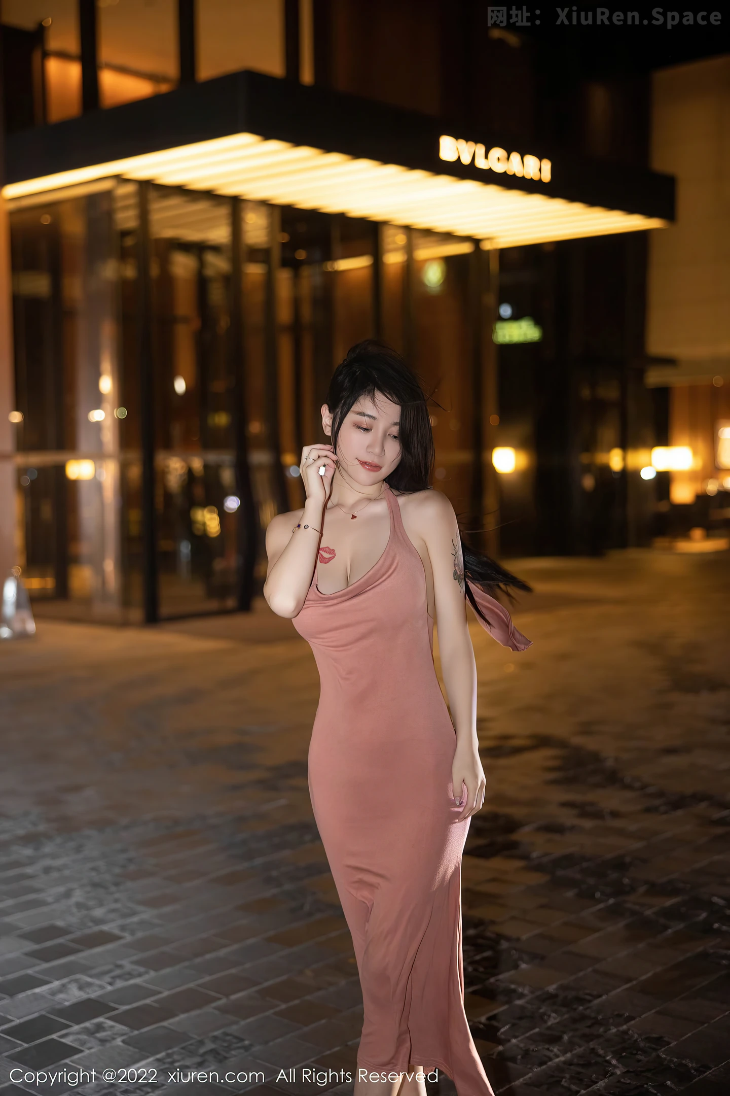 图片[2]-[XiuRen秀人网] VOL.5426 模特美七Mia西双版纳旅拍脱淡红色连衣裙秀丰满身材诱惑写真114P-秀人网官方网站